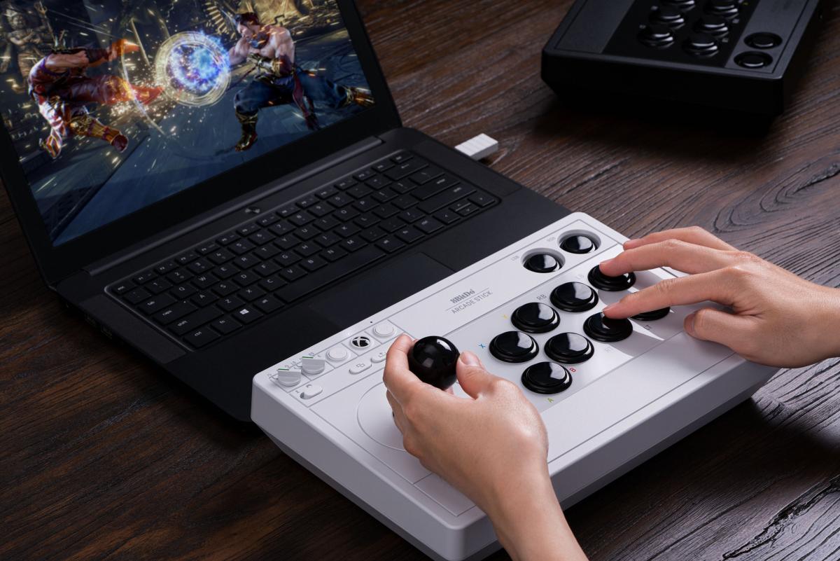 8Bitdo Arcade Stick 2.4G/USB pour Xbox Series X/S, Xbox One et Windows - Edition Blanche / White Edition - Manettes - 8Bitdo - Shop Just for Games