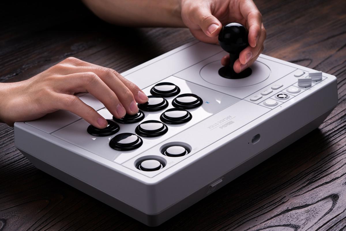 8Bitdo Arcade Stick 2.4G/USB pour Xbox Series X/S, Xbox One et Windows - Edition Blanche / White Edition - Manettes - 8Bitdo - Shop Just for Games