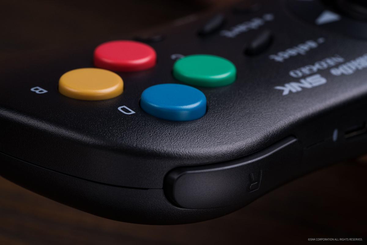 Iori Yagami Edition : 8Bitdo Manette Bluetooth Style SNK Neo Geo - compatible PC Windows, Android & Neo Geo Mini - Manettes - 8Bitdo - Shop Just for Games