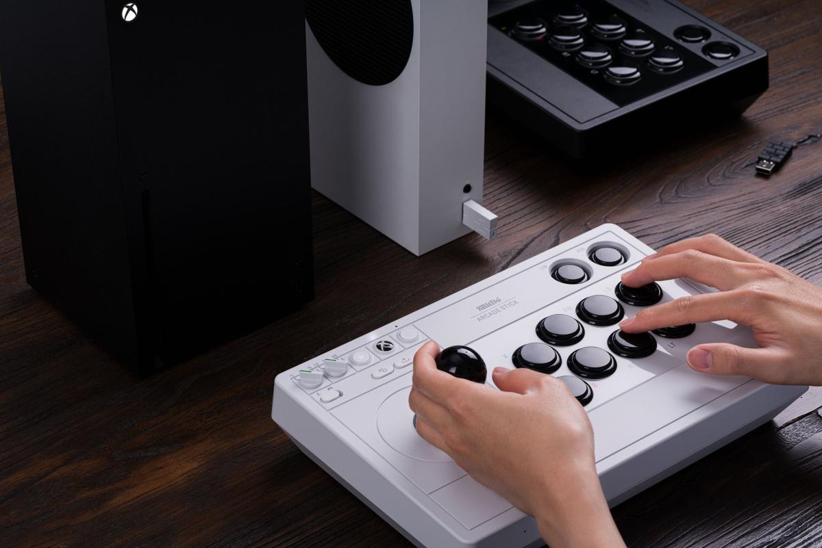 8Bitdo Arcade Stick 2.4G/USB pour Xbox Series X/S, Xbox One et Windows - Edition Blanche / White Edition - Manettes - 8Bitdo - Shop Just for Games